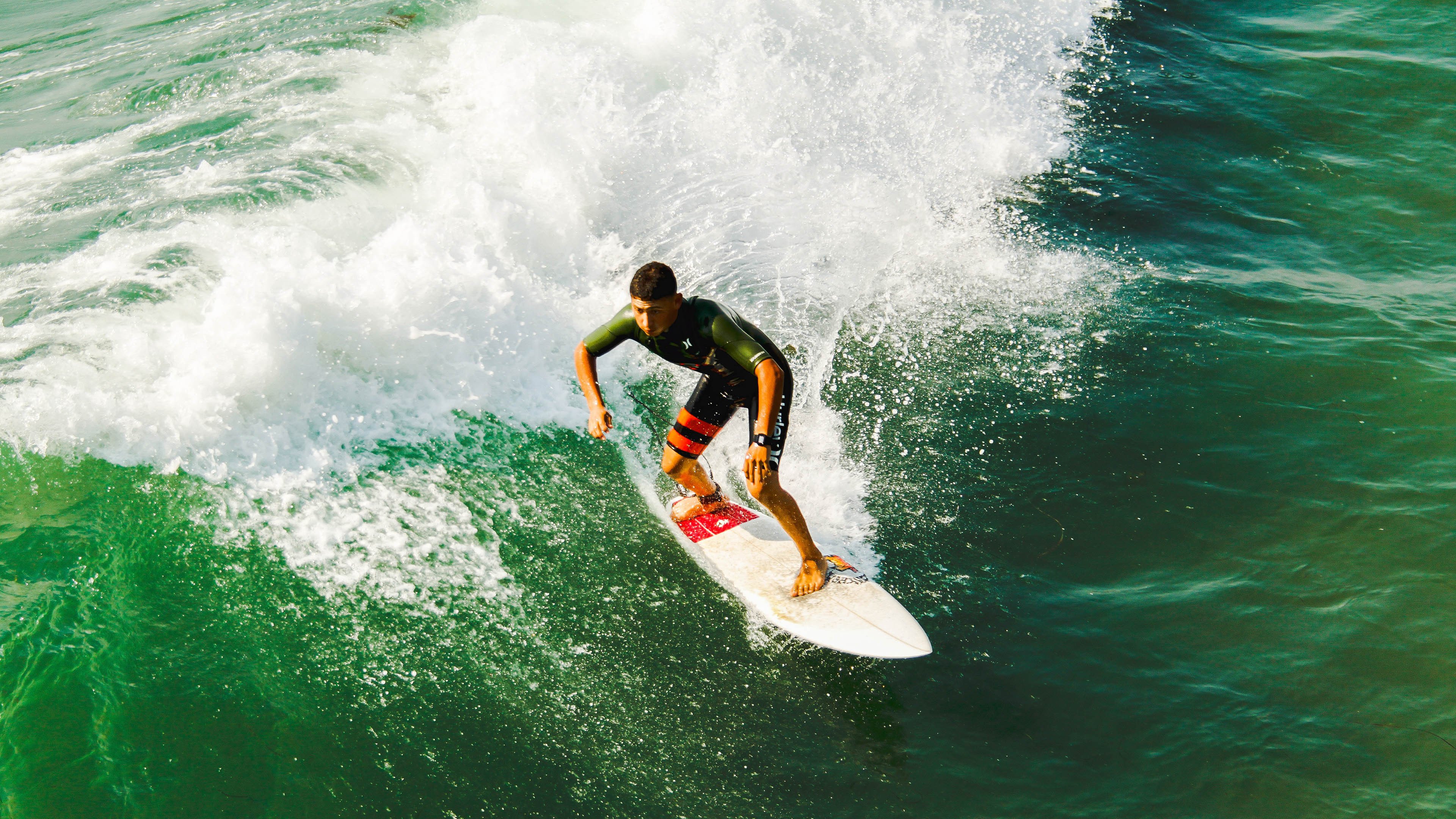 《电竞产业链升级：从硬件到软件的全方位布局》，电竞产业的发展和前景
