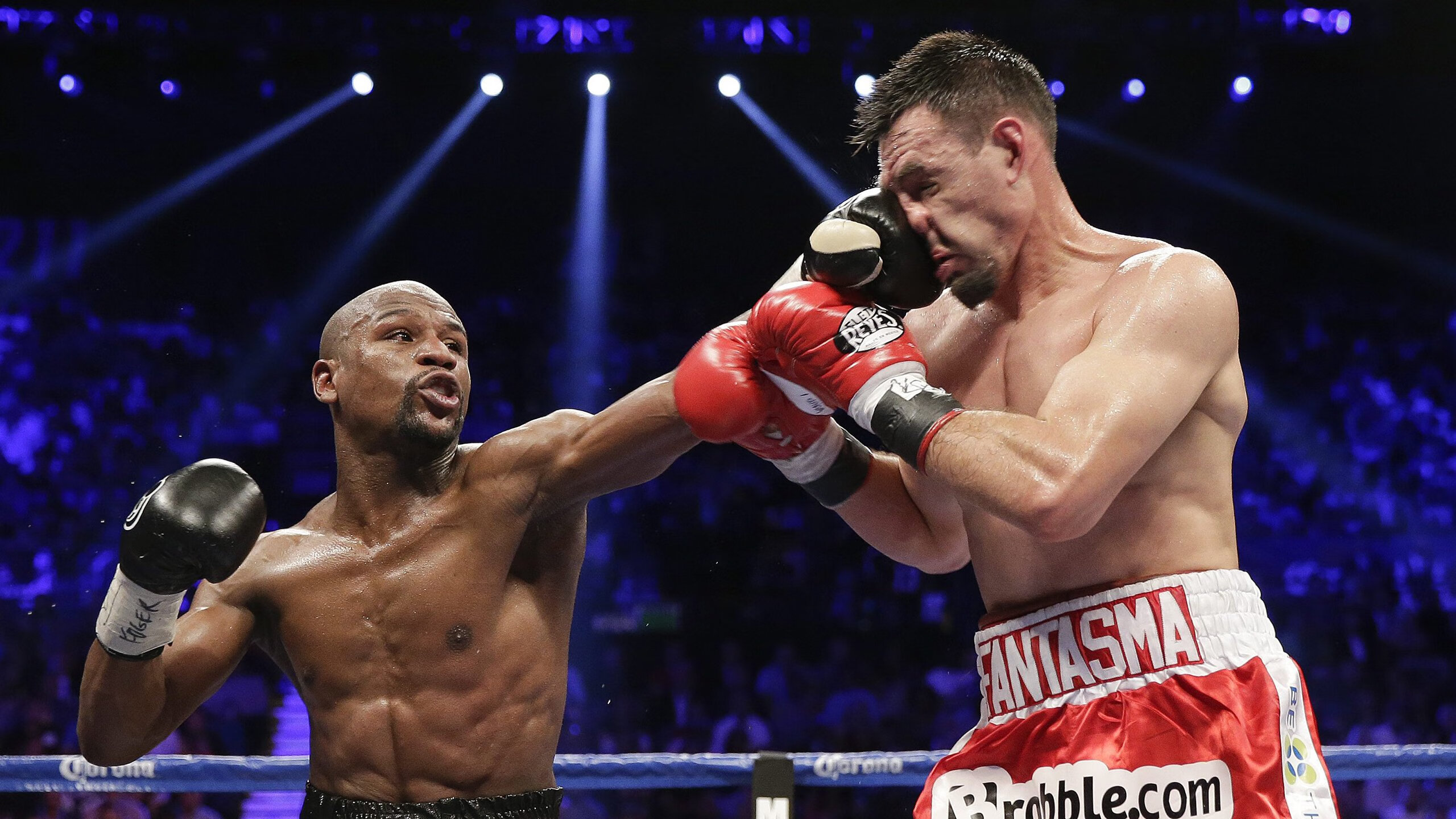 法甲夜场比赛吸引大量球迷，现场气氛火爆，法甲的比赛