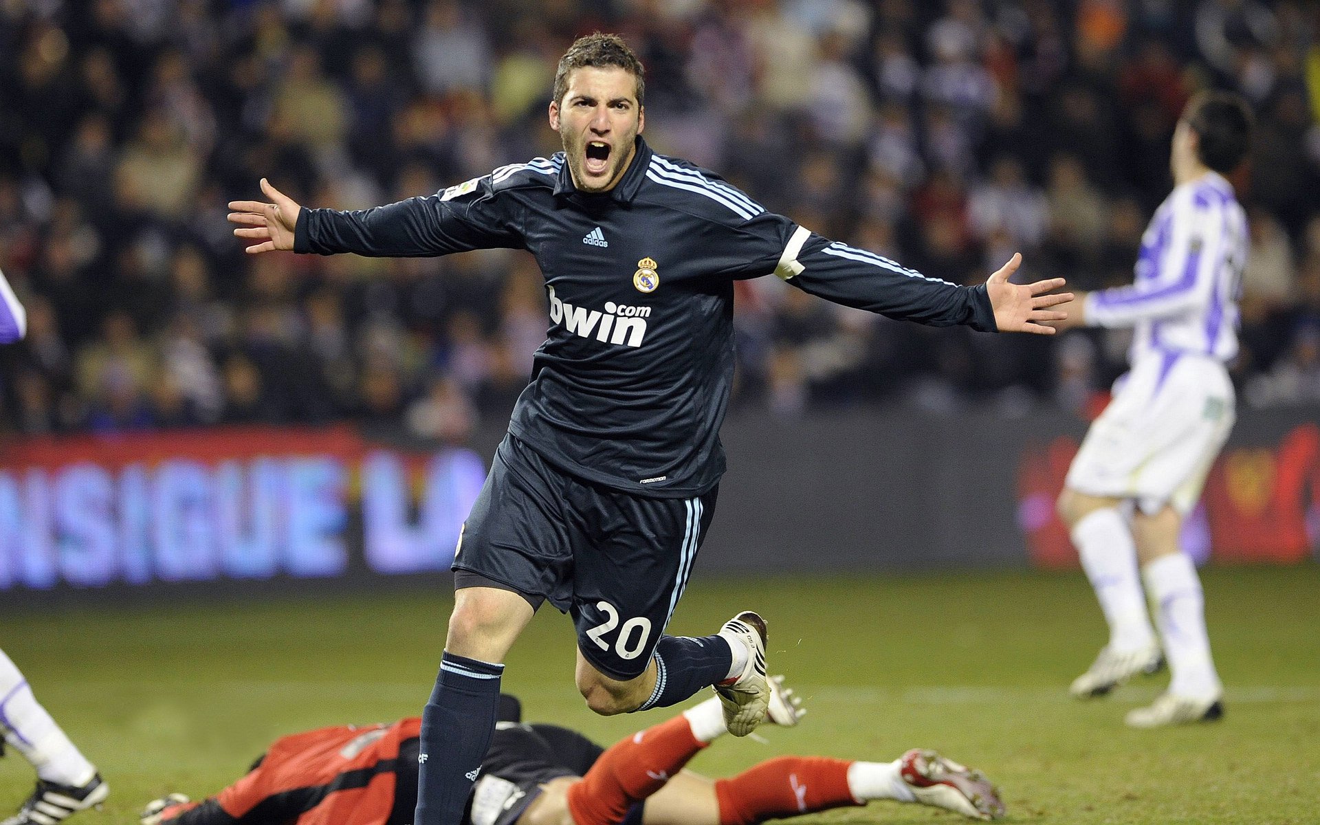 深圳新鹏城年轻球员闪耀全场，深圳鹏城足球队名单